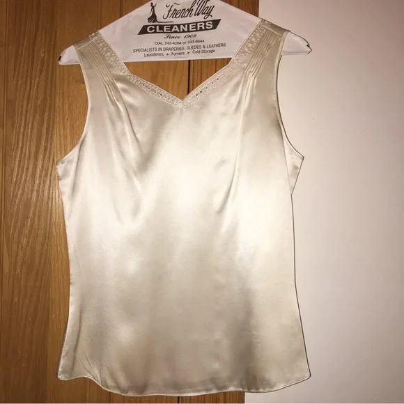 Sleeveless light summer blouse camisole embroidered neckline 100% silk - Picture 3 of 7